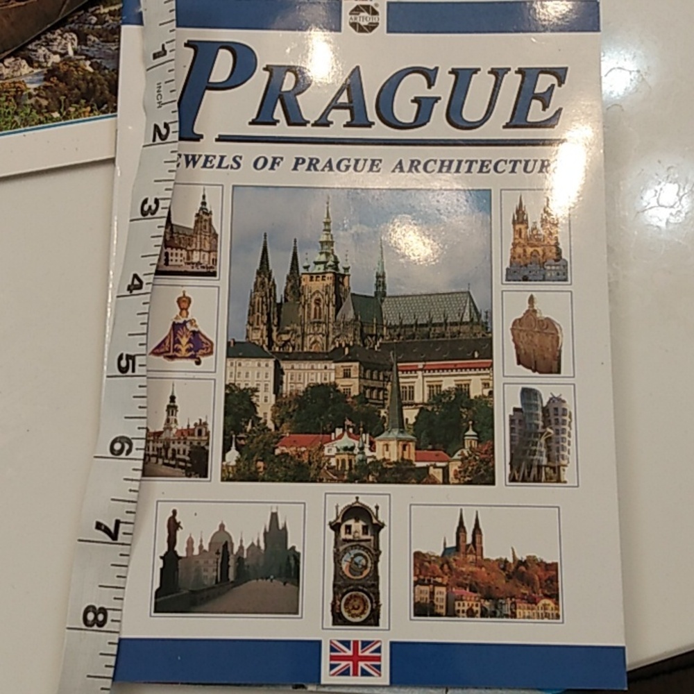 4 European Guide Books - Picture 4 of 11